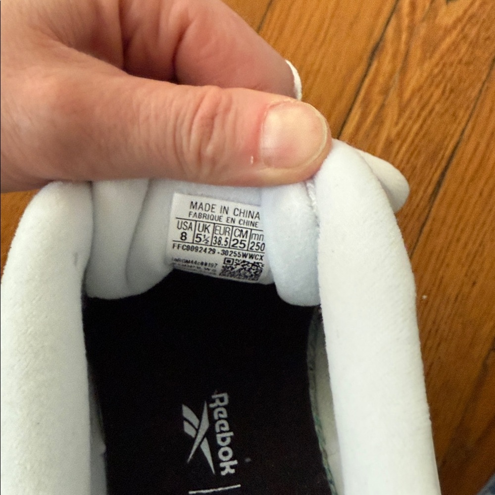 NWOT Reebok women’s White and Black Sneakers 8 - Picture 5 of 7